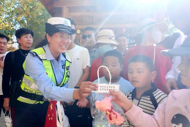 【阳光下的守护】胡杨林里的“安全课堂”：高台交警趣味竞猜话安全
