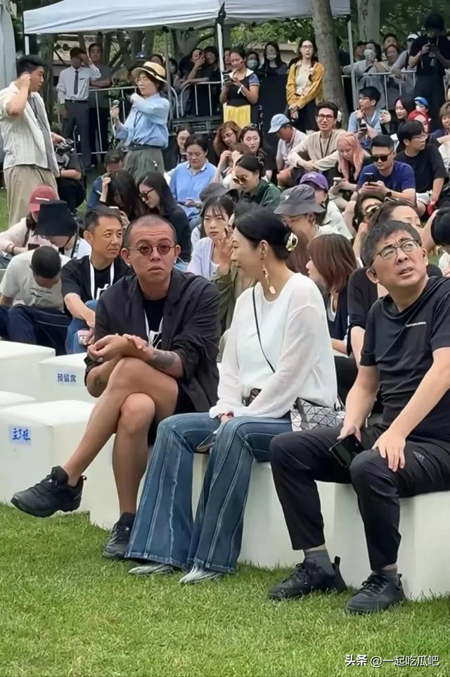 在阿那亚偶遇郝蕾，大眼睛， 长得太周正了，一副国泰民安的脸