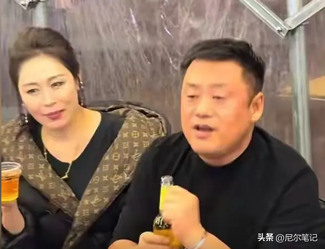 赵本山儿子请客吃砂锅，在暖棚里凑桌显寒酸，宋晓峰喝到鼻脸通红