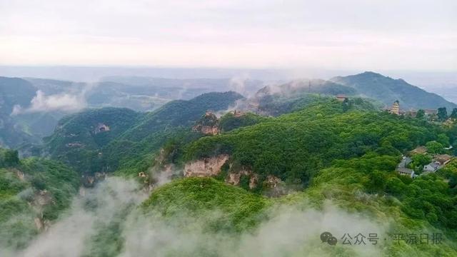 一场秋雨涤，崆峒云海起