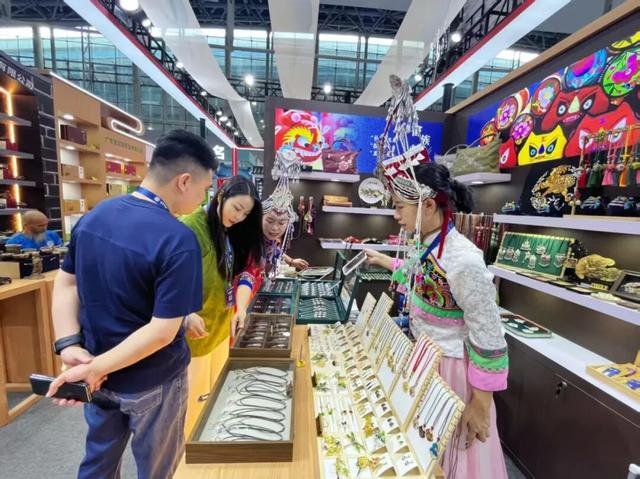 2025广东旅博会圆满落幕！韶关展厅展示非遗绝技+AI打卡、抽奖火出圈！实力诠释“天然氧吧，康养胜地”