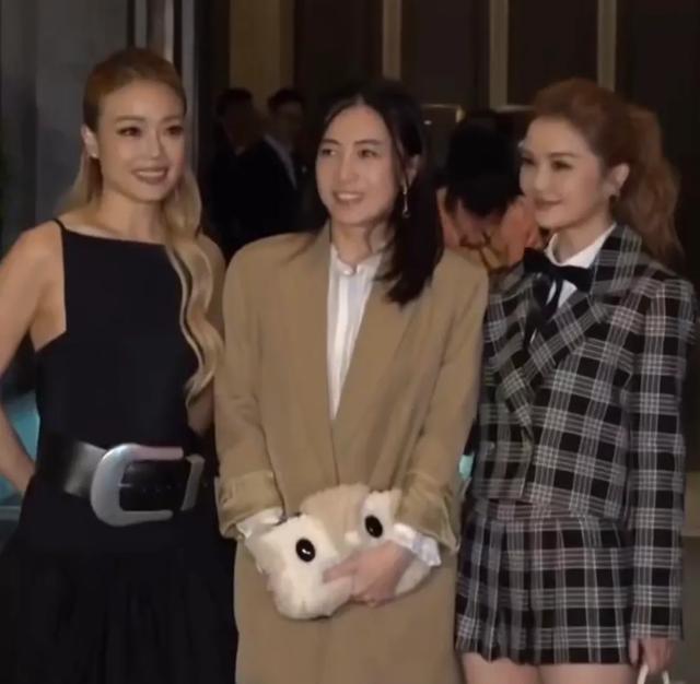 这一夜,傅鹏程成了杨受成的宾客,温碧霞很娇俏,吕良伟夫妻恩爱