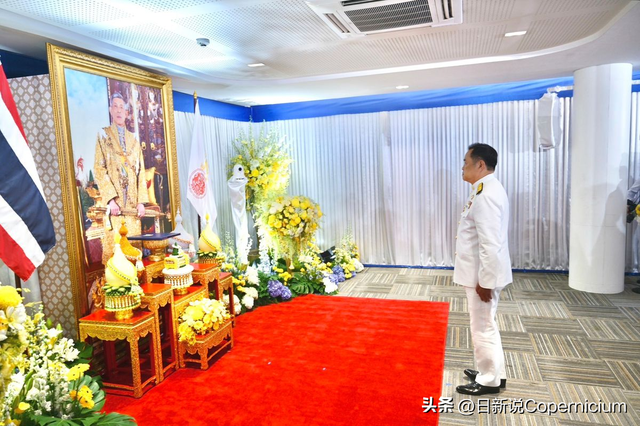 泰国新任总理向国王画像行跪拜礼