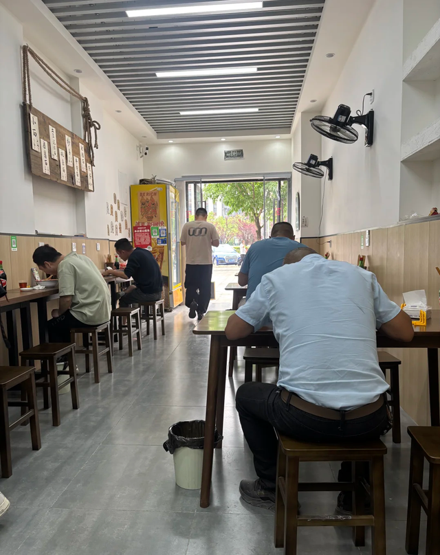 菜鸟驿站开不下去，去开个面馆，还是半年就关了，直呼实体太难干