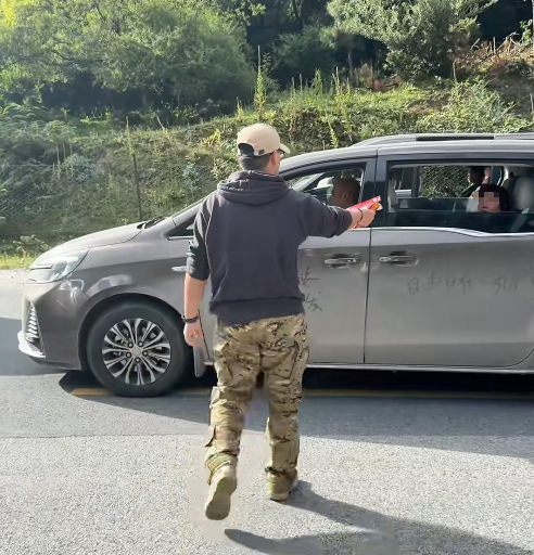 小伙制止前车乱丢垃圾，反被对方嘲讽，视频曝光，车上的字亮了