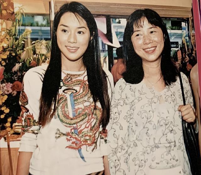 14岁就长得“倾国倾城”，24岁被富豪花7亿娶回家，8年生下4个娃