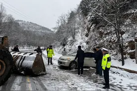柳林：车辆雪天陷进排水沟 交警及时救助显真情图片