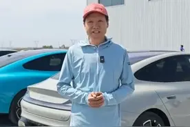 雷军来到吐鲁番，眉毛不翼而飞，直播现场麦炸了，要笑死在评论区图片
