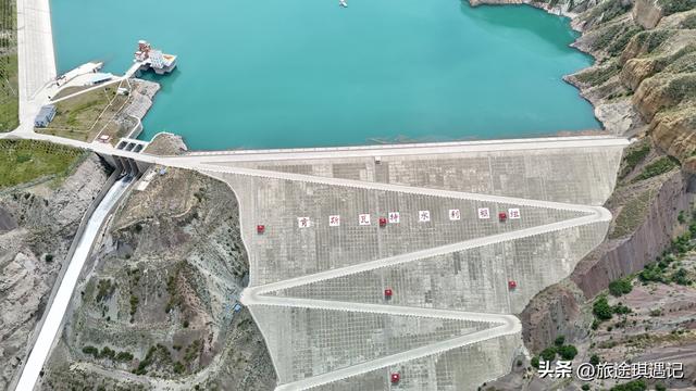 新疆天山深处的景观大道，曾是国防公路，如今人少景美震撼人心