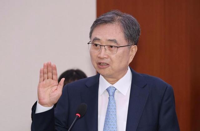 李在明拒绝出席中国阅兵，王毅外长挂断电话，送给了韩国一句话