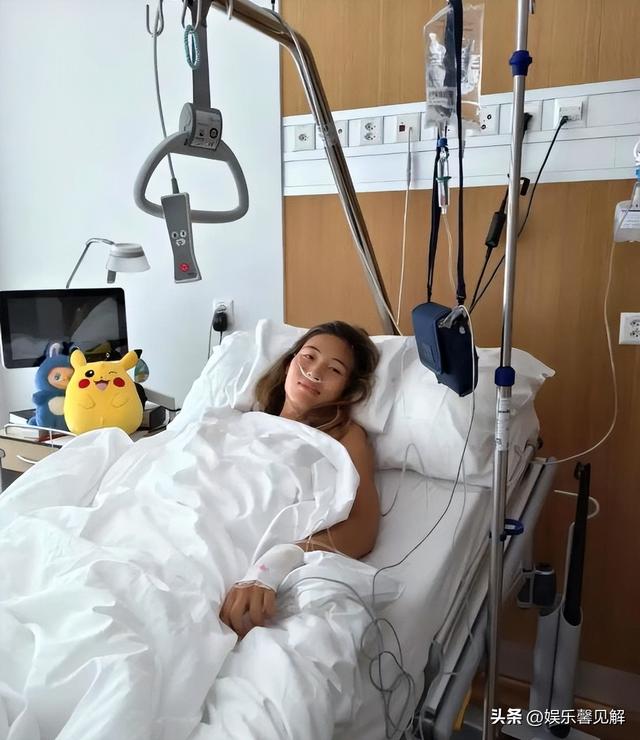 这一次被人民日报点名的郑钦文，暴露真实处境，原来李娜真没说错