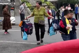 笑麻了，奶奶用扁担挑书包接孙子放学，评论区热闹了图片