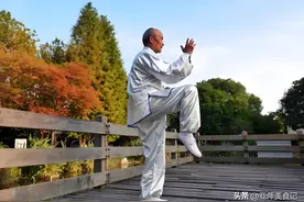 两位65岁大爷吃48元自助餐，自带2瓶白酒，吃饱喝足被服务员训斥图片