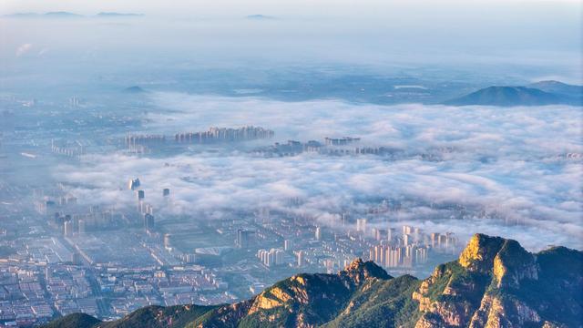 泰山云海之上的天地交响