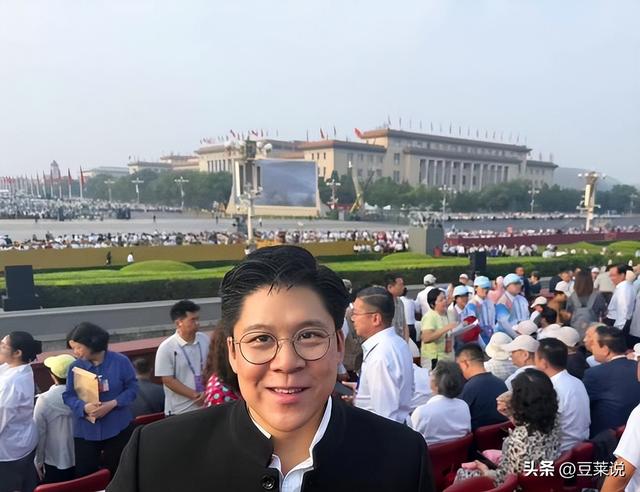 全网恭喜！45岁霍启刚又升职了，级别很高，妻子郭晶晶立了大功！