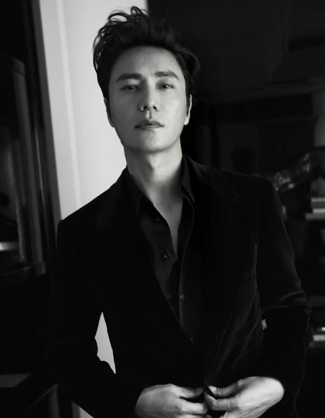 陈坤的儿子已成年，容貌开始显现母亲的基因，你们能认出像谁吗？