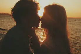 12个让情侣关系越来越舒服的小tips图片