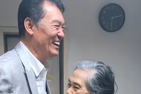祝延平探望张子健前妻母亲！紧拉手暖心叮嘱，眼含泪水始终未释怀图片