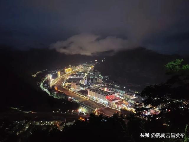 避暑胜地·康养宕昌｜夜逛宕昌：从舌尖到脚尖，游客乐不停