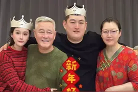 赵本山一家为儿女庆生 67岁赵本山和老婆罕见同框 一家四口其乐融融 ​​图片