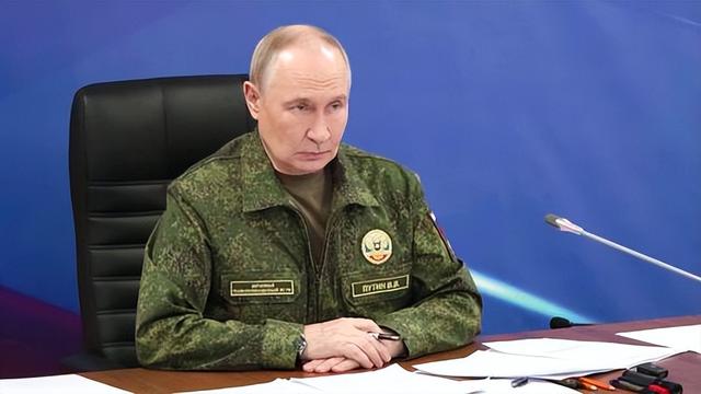 与普京通话后，特朗普当众逼泽连斯基妥协，直言再拖数月领土必丢