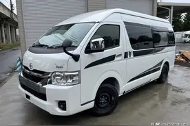 丰田海狮HIACE长轴露营车，2.7L排量带四驱，内部双层床位睡4人图片