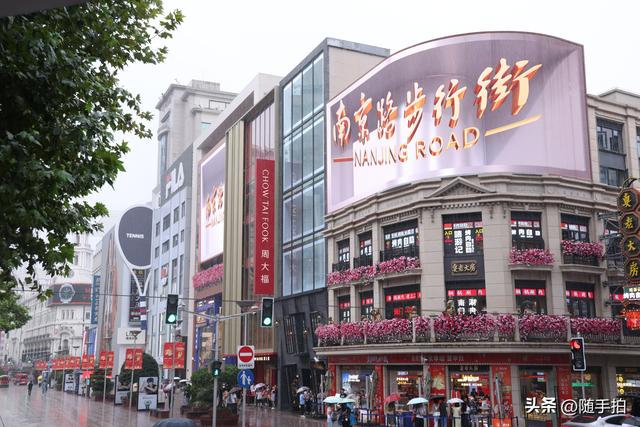 双节临近，上海南京步行街花团锦簇营造出浓郁的节日氛围