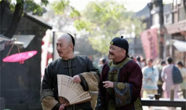 野史：乾隆出上联：坐北朝南吃西瓜，皮往东放！纪晓岚不敢对下联