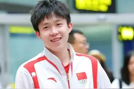 昨晚凌晨国乒回国，王楚钦除了爸妈来接他，京队的兄弟们也都来了图片