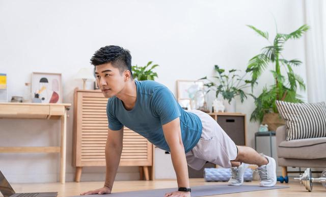 实话实说：经常做俯卧撑的人，3大好处不会太久到，男人可以试试