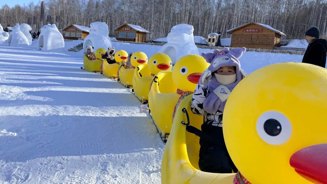 稚子“游山” 欢乐无限