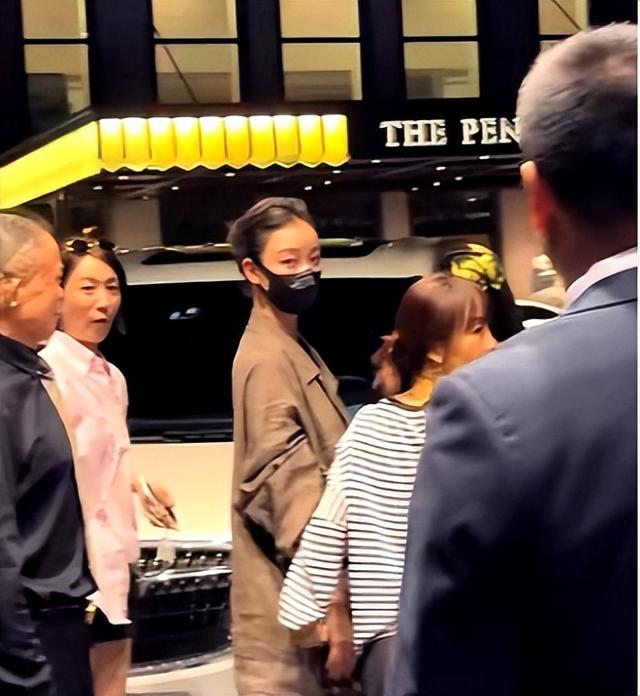 37岁倪妮晒照过圣诞，一细节暴露真实现状，难怪当初看不上冯绍峰