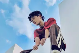 我，脚踩风火轮跑酷，头顶舞狮空翻，不走寻常路才是我的人生图片