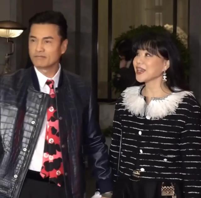 这一夜,傅鹏程成了杨受成的宾客,温碧霞很娇俏,吕良伟夫妻恩爱