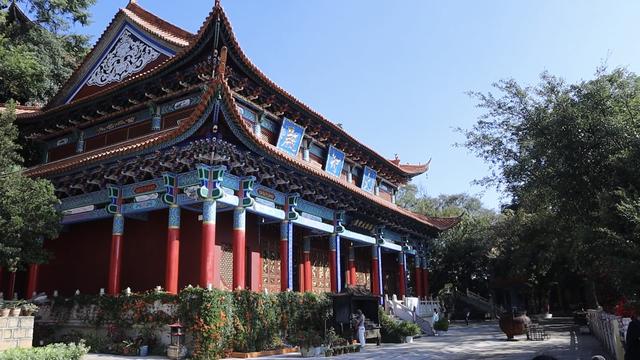 登上1999级台阶，触摸最大的弥勒佛像，百年古寺锦屏山