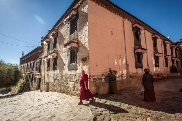 沙漠与湖泊相拥！西藏这片五彩沙丘美到犯规