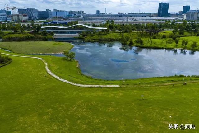 杭州有个钱江经济开发区地处余杭，还在曾经的獐山石矿场建起公园