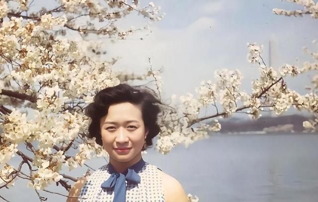 2021年	，99岁杨振宁与72岁岳母罕见出镜，头发黑了，翁帆有些发福