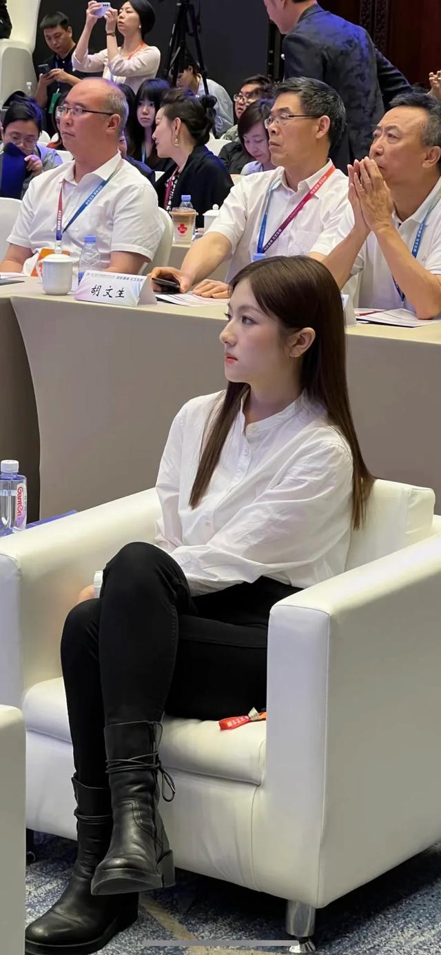 谁懂李兰迪这套上半身和下半身的温度差
