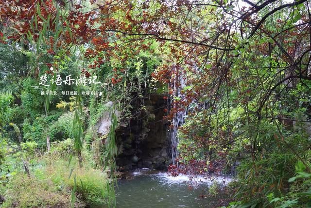宁波北仑发现一个园林型风景，彩绘长廊与假山瀑布相映，景美如画