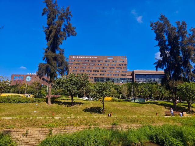 从学苑大道入大沙河绿过大学城后进深圳弯公园流花山景点【高清】