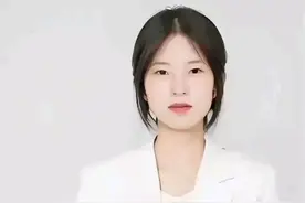 一身素装的姜萍，让全网鸦雀无声，有的人可以静默了图片