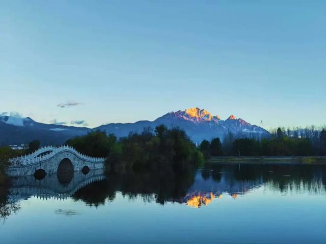 秋冬来丽江,把一年的好运都收进这场“日照金山”里