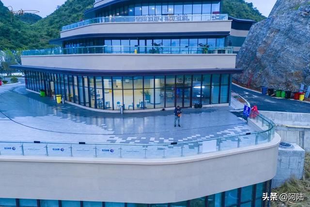 这几天去打卡花江峡谷大桥的人肯定会失望，虽云雾缭绕却在维护中