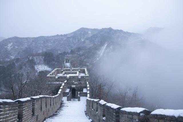 雪落八达岭：六百年长城換银装	，冬雪与雄关撞了个满怀