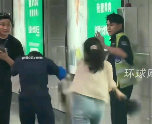 女子打地铁安检员事件升级！丑恶嘴脸曝光，原因被扒，全网已社死
