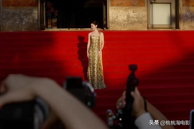 威尼斯影后辛芷蕾亮相平遥电影展，高定礼服珠宝点缀红气养人
