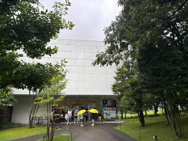 雨中游雕刻之森美术馆