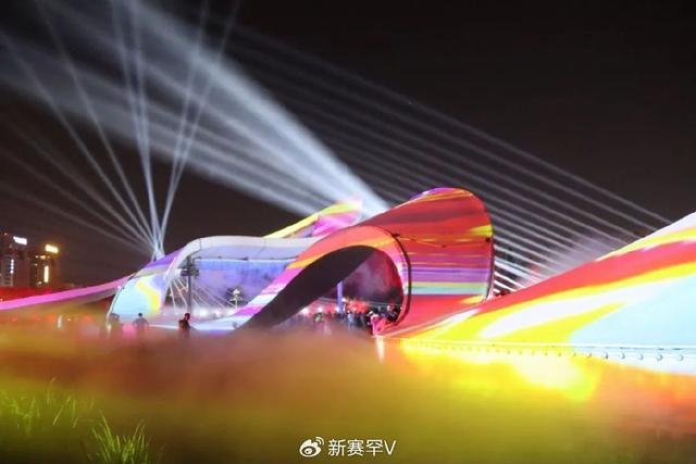 首场音乐光影水舞秀开场 游客在流光溢彩中感受赛罕热情