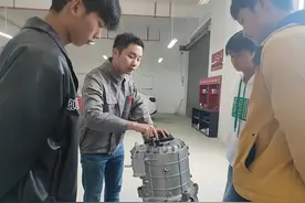 上海这对95后教师伉俪情定云南大山 支教时采撷的15朵玫瑰最鲜艳图片